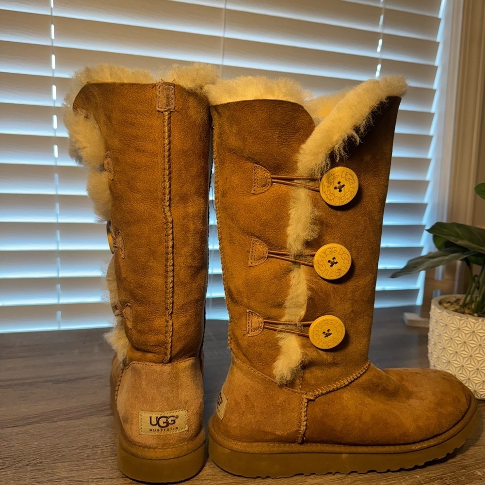 UGG Women’s Boots 1873 Bailey Triple Button Suede Size 7. - Picture 3 of 9